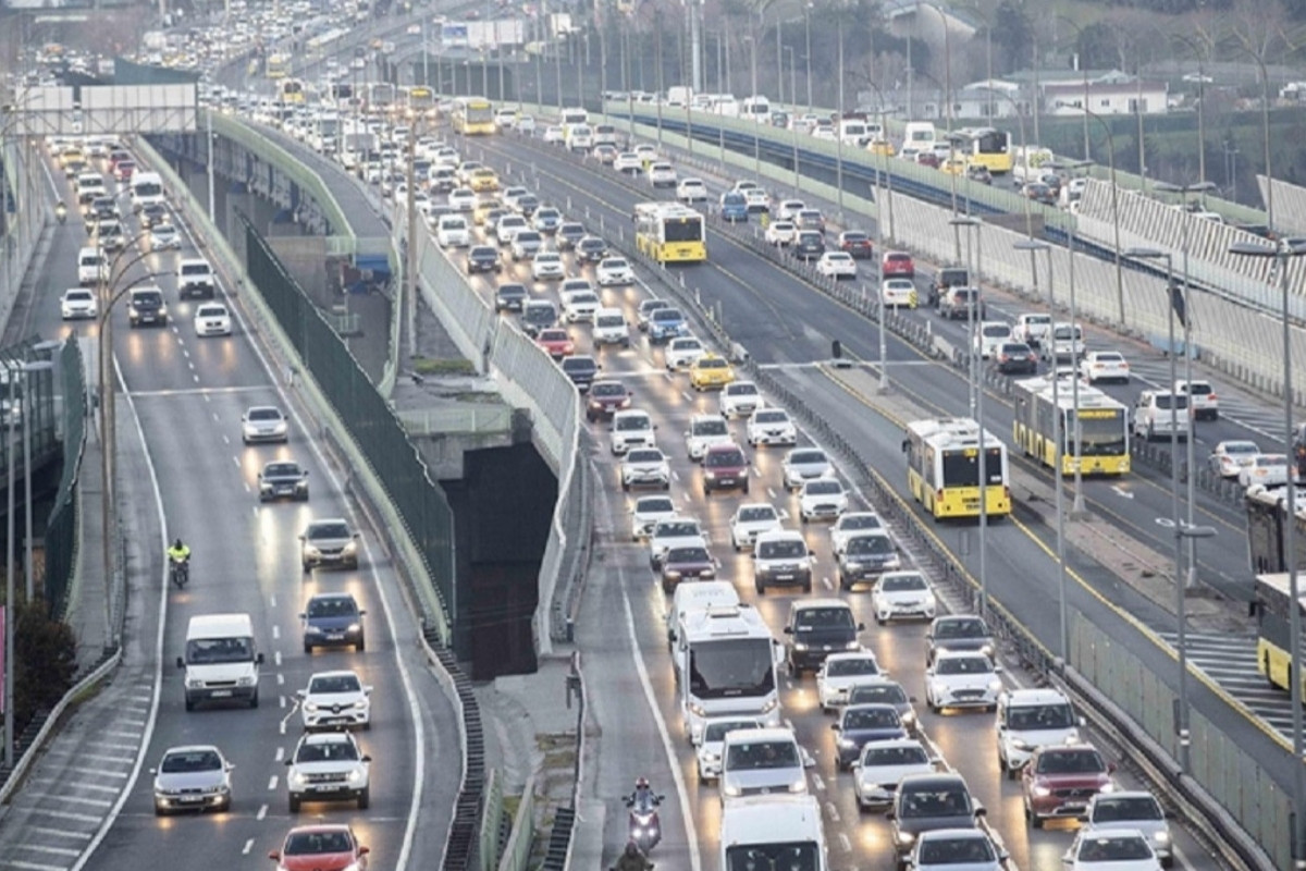 İstanbul’da ilk ara tatilin ardından trafik yoğunluğu yaşanıyor